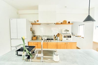 幅210cm 奥行85cmの広々とした調理台があり、使い勝手の良いアイランドキッチン。 - studio shiro to muku キッチンつきハウススタジオの室内の写真