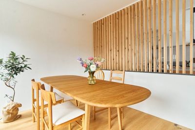 キッチンとは無垢の木の格子で区切られ、採光性が高く開放感があります。 - studio shiro to muku キッチンつきハウススタジオの室内の写真