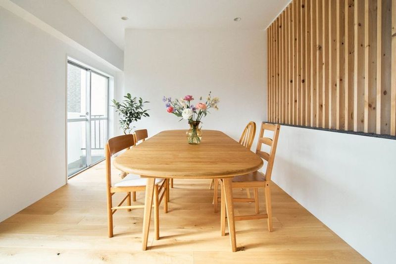 常設のテーブルは伸長式で、2名〜8名まで囲めます。 - studio shiro to muku キッチンつきハウススタジオの室内の写真