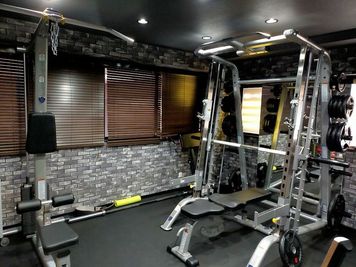 「KICK-STYLE」内パーソナルジム「K-BROS.」 キックスタイル内パーソナルジム「ケーブロス」の室内の写真