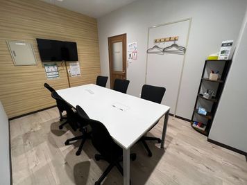 いいオフィス赤羽 【赤羽駅徒歩1分】6名会議室（RoomE）の室内の写真