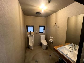 １階のトイレはリフォーム済みなので広々と使用できます。 - HUBFUN 2F レンタルスペース HUBFUN 2F 大空間レンタルスペース　の設備の写真