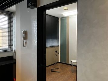 すべての教室が防音室です。音を気にせず練習できます！ - ミュージックアベニュー新潟 楽器練習防音室S部屋の入口の写真