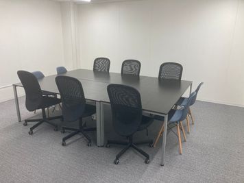 33㎡と広いオフィススペースですので、研修やディスカッションなどゆったりご利用いただけます。 - YAMATO BASE　奈良 【～12名】オフィスD（会議、商談、面接、各種教室等）の室内の写真