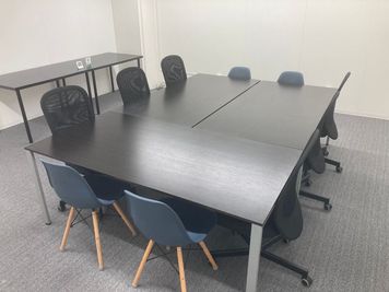 椅子×12脚、机×5脚を自由に配置できます。 - YAMATO BASE　奈良 【～12名】オフィスD（会議、商談、面接、各種教室等）の室内の写真