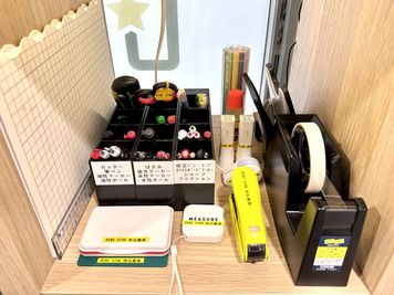 店内共用部には貸出用の文房具もございます。 - RENT STAR 日本橋人形町 人形町 Room D (1人用個室)の設備の写真