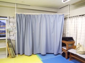 レンタル武道場　西新井 広さ100㎡、多目的スペースの室内の写真