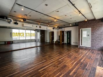 鏡付き広々スペース - BOOGIE PLACE A-studioの室内の写真