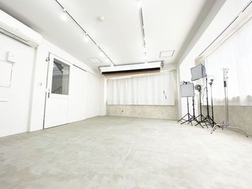 カーテン完備のため自然光の調整も可能です！ - Share-no-wa Studio　JR大塚駅前店 Share-no-wa Studio（シェアノワ）JR大塚駅前店の室内の写真