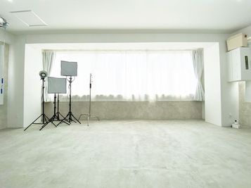カーテン完備のため自然光の調整も可能です！ - Share-no-wa Studio　JR大塚駅前店 Share-no-wa Studio（シェアノワ）JR大塚駅前店の室内の写真