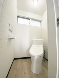 床フローリング、ウォシュレット付きで清潔感あふれるトイレとなります。 - Share-no-wa Studio　JR大塚駅前店 Share-no-wa Studio（シェアノワ）JR大塚駅前店の室内の写真