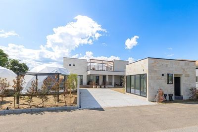 イノセンスリゾートin千葉レゾール内の豪華でおしゃれな一軒家のような広々としたデラックスヴィラ - イノセンスリゾート～in千葉レゾール～ 自然溢れるアウトドアカフェでBBQパーティ！の入口の写真