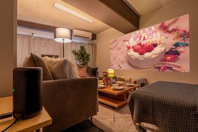 ゆったり広々なソファベット、採光抜群の室内✨
夜は100インチプロジェクターでゆっくりくつろげる⭐️
デートプラン、ママ会に最適💜 - 新大阪SO 【SO】新大阪✨最大15名☺映画鑑賞/ママ会/新年会/送別会の室内の写真