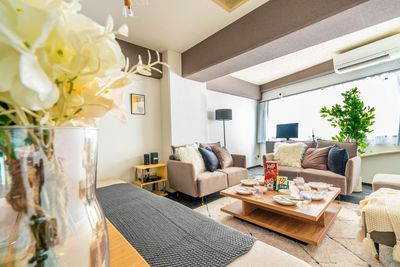インタビュー・取材
MV・PV撮影、勉強会、読書会、自習、講演会、説明会
総会・表彰式
ミートアップサテライトオフィス、テレワーク、コワーキング
 - 新大阪SO 【SO】新大阪✨最大15名☺映画鑑賞/ママ会/新年会/送別会の室内の写真