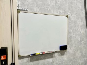 中型のホワイトボードもありますので、会議で出たアイデアを書き込むこともできます。 - RENT STAR 日本橋人形町 人形町 Room B (1~3人用個室)の室内の写真