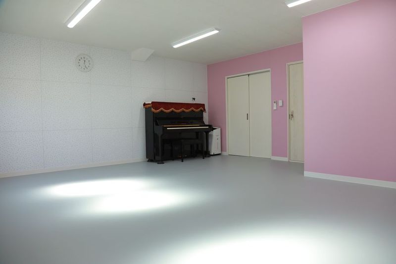 アップライトピアノが常設 - ドリームスタジオ西大島 西大島スタジオA　バレエバー・リノリウム・鏡のあるスタジオの室内の写真