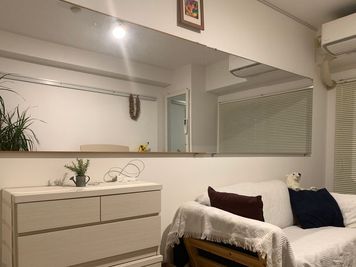 鏡がこぢんまりした部屋を広く見せます。 - アートスペース焼津駅北　レンタルスペース（会議室） キッチン付レンタルスペースの室内の写真
