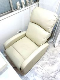 リクライニングチェアもあるので、フットネイルも可能です！ - シェアネイルサロンATTRAの設備の写真