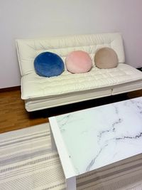 ソファ、大理石調テーブル。ソファ🛋️は手前にある事でフラットになり赤ちゃん👶用や皆んなでのくつろぎ用に使えます✨ - shiro町田 町田駅で人気なレンタルスペース【shiro町田】の設備の写真