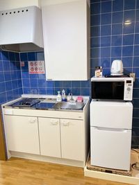 システムキッチン、冷蔵庫、電子レンジ、電気ケトル。全て2024年に購入した新品です✨ - shiro町田 町田駅で人気なレンタルスペース【shiro町田】の設備の写真