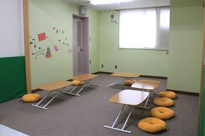 机は昇降型。使用用途に合わせて調節できます♪ - ippo札幌 キッズルームの室内の写真