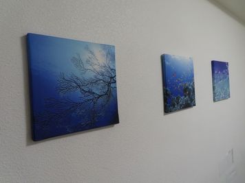 海をイメージした壁掛け写真 - エキ前会議室 アクアの室内の写真