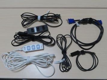 充実のコード類
(延長コード、HDMI、VGA、HDMI/Type-C変換、３ピン電源) - エキ前会議室 アクアの室内の写真