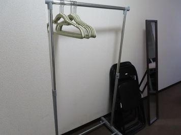 ハンガーラック、ハイプ椅子、姿見鏡 - エキ前会議室 グレイスの室内の写真