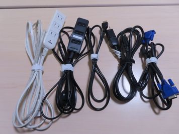 充実のコード類
(延長コード、HDMI、VGA、３ピン電源) - エキ前会議室 グレイスの室内の写真