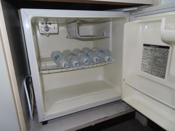 冷蔵庫
お飲み物を冷やすのにご利用ください。 - エキ前会議室 グレイスの室内の写真