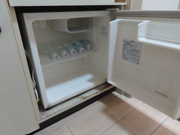 冷蔵庫
お飲み物を冷やすのにご利用ください。 - エキ前会議室 ラシックの室内の写真