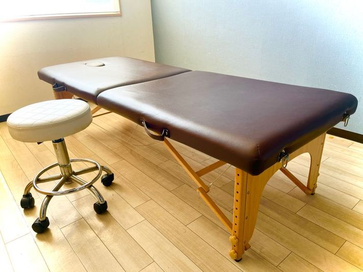 施術用ベッドと可動式椅子 - まちの会議室★東中野 施術ベッドあり〈インディゴ〉の設備の写真
