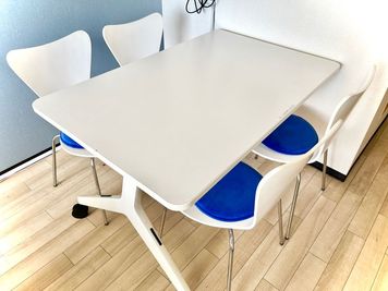常設の4人掛けテーブルと椅子 - まちの会議室★東中野 施術ベッドあり〈インディゴ〉の室内の写真