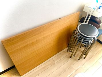 折りたたみ式のテーブルと丸パイプ椅子 - まちの会議室★東中野 施術ベッドあり〈インディゴ〉の設備の写真