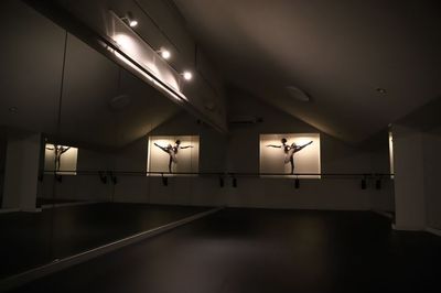 調光可能で幻想的な雰囲気のレッスンができます。 - めるもバレエ metamorphose Ballet バレエスタジオの室内の写真