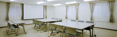 プロジェクター用スクリーン有。別レイアウト図 - 中部教区センター ＜中部教区センター2階集会室＞御器所駅徒歩4分の室内の写真