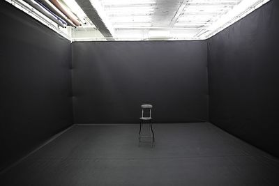 黒バック - Aスタジオ自然光、ホワイトスペース、教室、姫ベッド 蒲田撮影スタジオ　「スタジオカプラ」　Ａスタジオの室内の写真