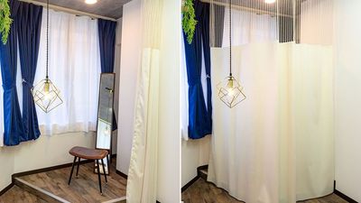 ¸カーテンを使えば簡易更衣室としてご利用いただけます - 東梅田駅出口徒歩2分！24時間OK！ チルナログ大阪梅田03の設備の写真