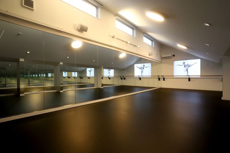 前後二面鏡、壁固定バー、移動式バー3本。アテール社施工の空間のある床で、リノリウムは英国ロイヤル・バレエ団も利用するハーレクイン社製です。 - めるもバレエ metamorphose Ballet バレエスタジオの室内の写真