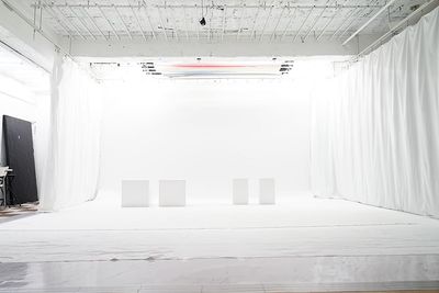 白ホリ - Aスタジオ自然光、ホワイトスペース、教室、姫ベッド 蒲田撮影スタジオ　「スタジオカプラ」　Ａスタジオの室内の写真