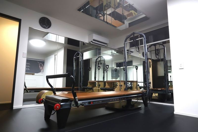 バレエ個人練習　リノリウム　ポワント　トゥシューズ　三面鏡 - めるもバレエ metamorphose Ballet