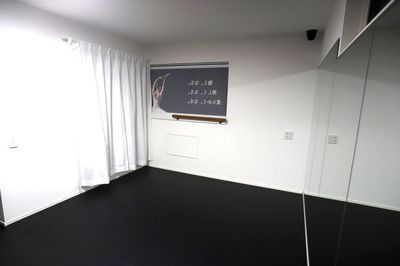 バレエ個人練習スペース｜リノリウム｜日吉綱島｜高田駅5分｜トゥシューズ｜独立ロッカールーム有｜一軒家スタジオめるもバレエ内 - めるもバレエ metamorphose Ballet
