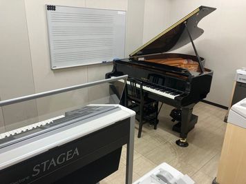 札幌センター グランドピアノ・エレクトーン部屋　M1の室内の写真