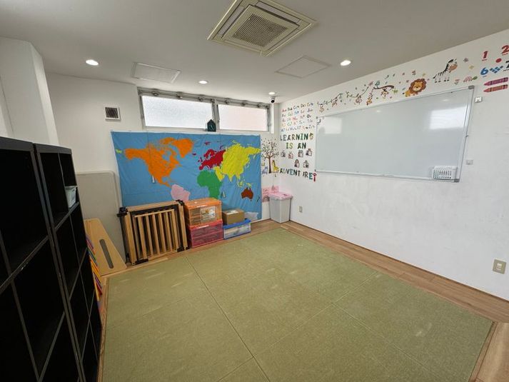 【ラウンジルーム】パーティースペース（～30名） - ウィズダムアカデミー駒沢桜新町校