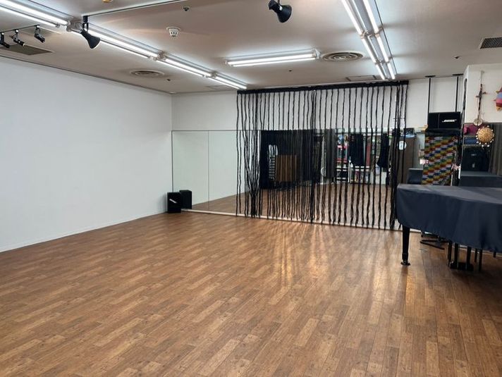 前方前面に鏡、グランドピアノ設置 - わのわスタジオ　Studio WanoWa わのわスタジオ★音楽・ダンス向き多目的スペースの室内の写真