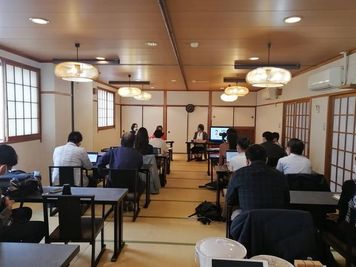 セミナー事例 - SEKIYA.so イベントスペースの室内の写真