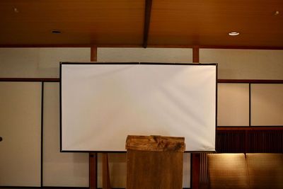 スクリーン、司会者台をご利用いただけます - SEKIYA.so イベントスペースの設備の写真