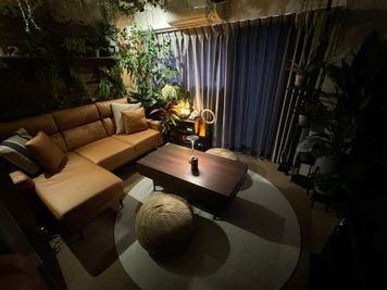 照明を落として、シアタールームの没入感を体験ください。 - プランツ プランツ飯田橋 グリーンとアロマに囲まれたボタニカル風リラックスシネマスペースの室内の写真