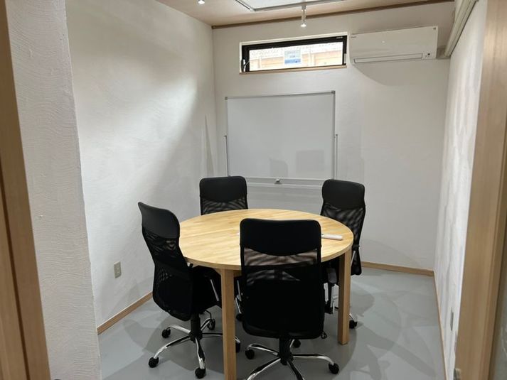 いいオフィス安里 by コワーキングスペース78 会議室6号室の室内の写真
