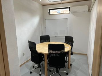 【ゆいレール安里駅から徒歩3分！！】6名様まで利用可能な会議室⑥ - いいオフィス安里 by コワーキングスペース78